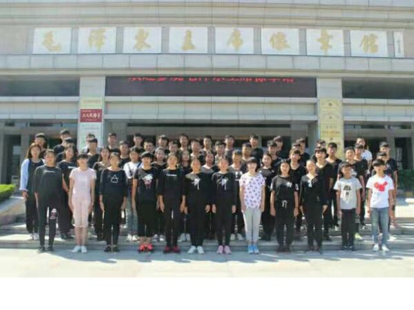 学生参加毛泽东纪念堂